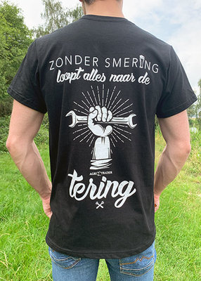Zwart T-shirt zonder smering loopt alles naar de tering
