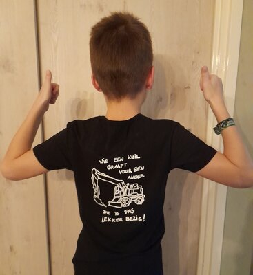 Kids T-shirt zwart - Wie een kuil graaft voor een ander, die is pas lekker bezig!